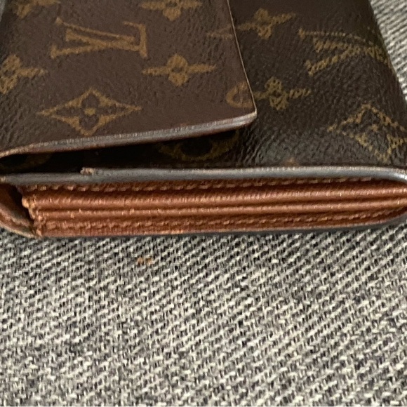 Louis Vuitton Monogram Sarah Wallet - Picture 8 of 13